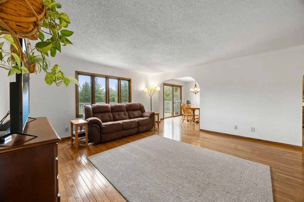 569 327th Avenue NE Cambridge, MN 55008