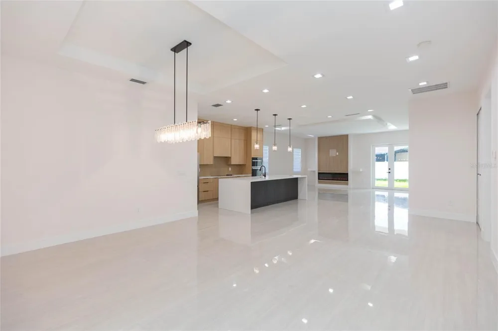 7205 LOIS AVENUE Tampa, FL 33614