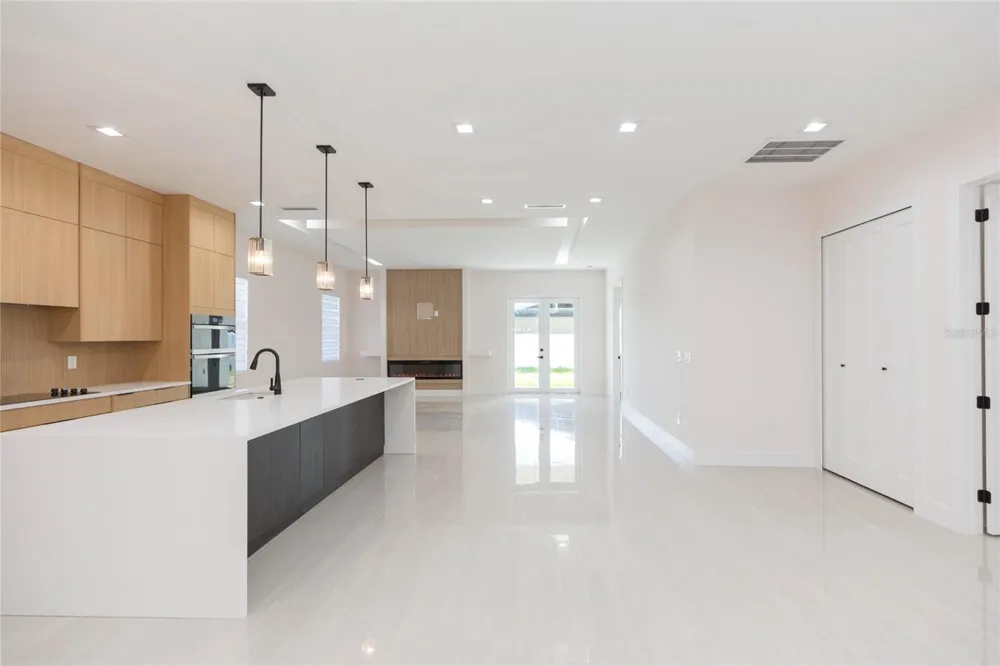 7205 LOIS AVENUE Tampa, FL 33614