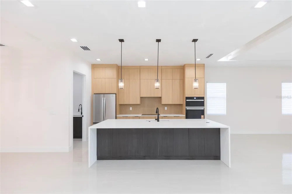7205 LOIS AVENUE Tampa, FL 33614