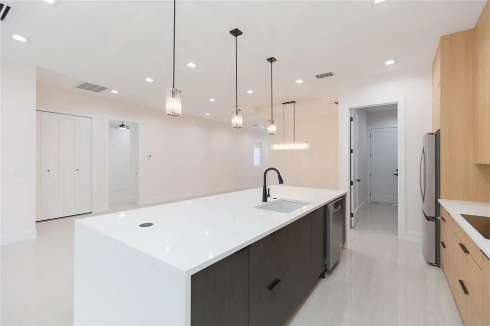 7205 LOIS AVENUE Tampa, FL 33614