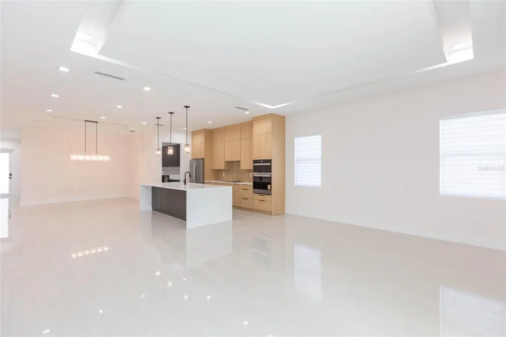 7205 LOIS AVENUE Tampa, FL 33614