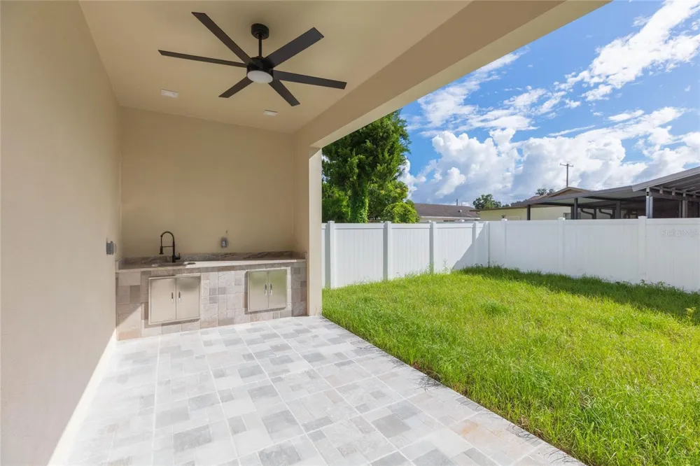 7205 LOIS AVENUE Tampa, FL 33614