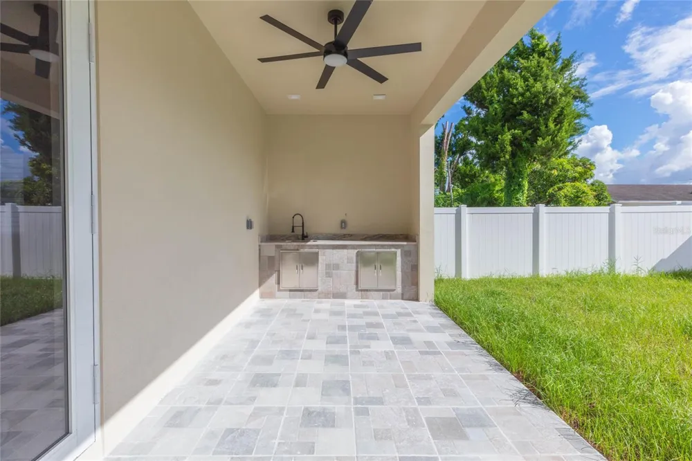 7205 LOIS AVENUE Tampa, FL 33614