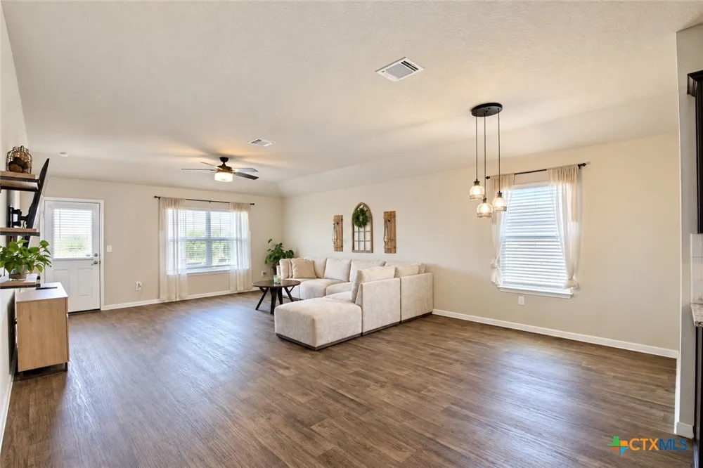 105 Harlan Drive Hutto, TX 78634
