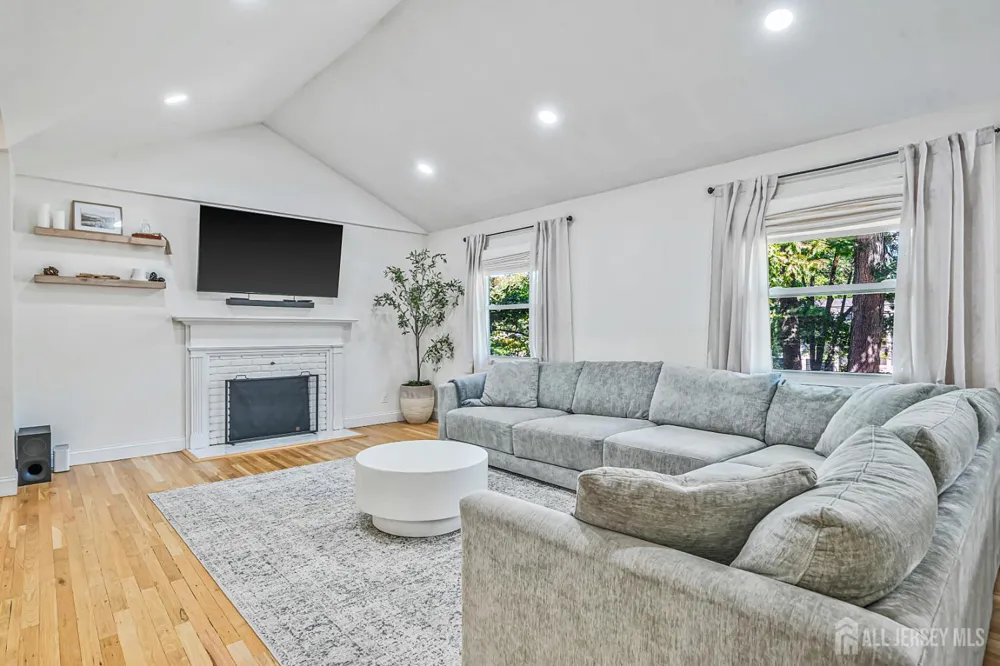 4 Bunker Hill Run East Brunswick, NJ 08816