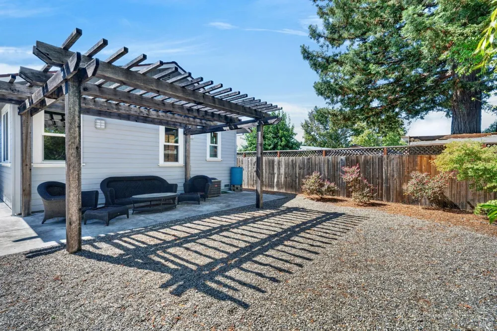 445 Monte Vista Avenue Healdsburg, CA 95448