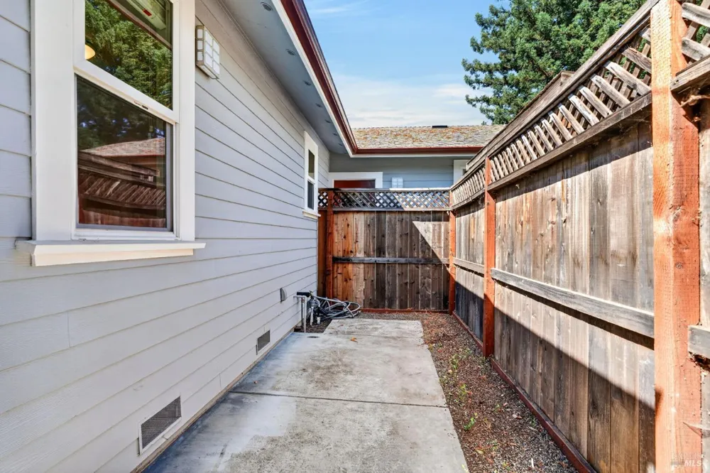 445 Monte Vista Avenue Healdsburg, CA 95448