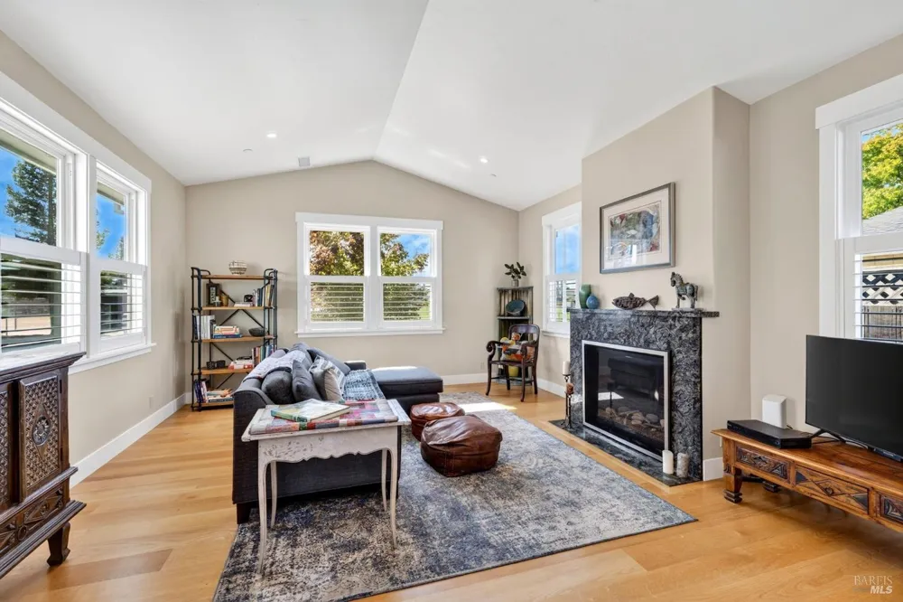 445 Monte Vista Avenue Healdsburg, CA 95448