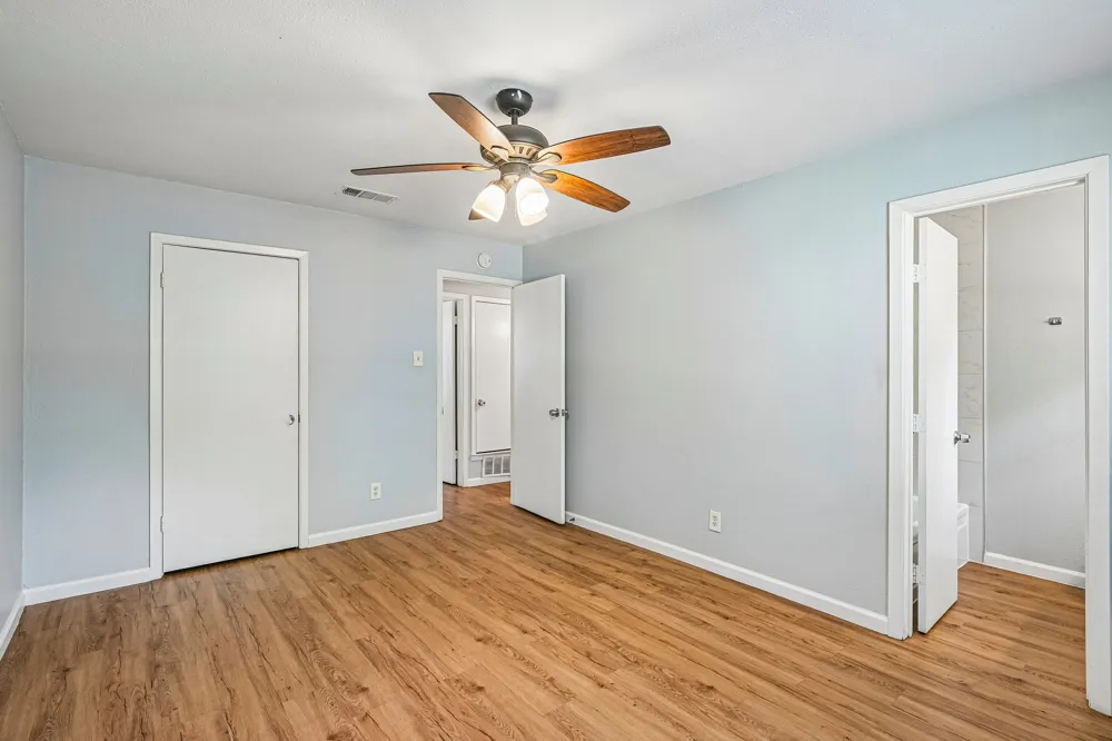 313 Meadowcreek Lane Garland, TX 75043