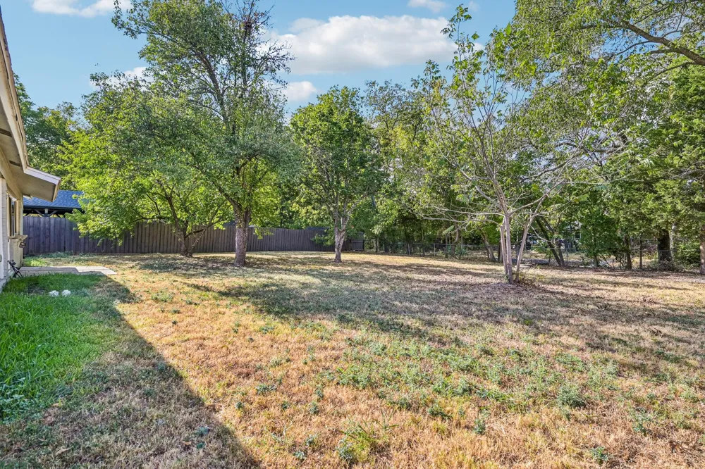 313 Meadowcreek Lane Garland, TX 75043