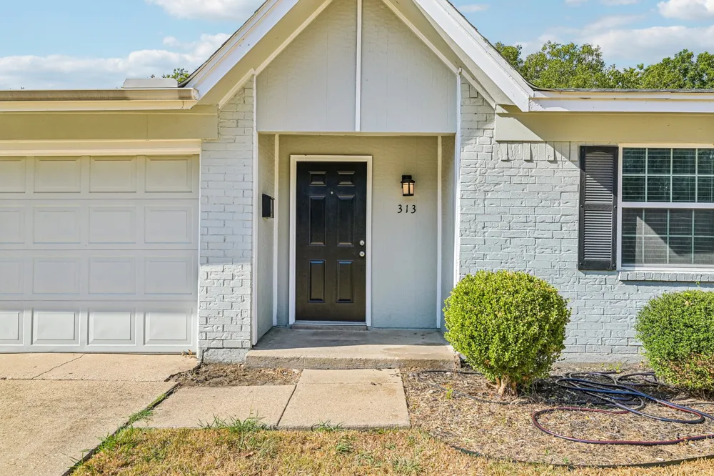 313 Meadowcreek Lane Garland, TX 75043