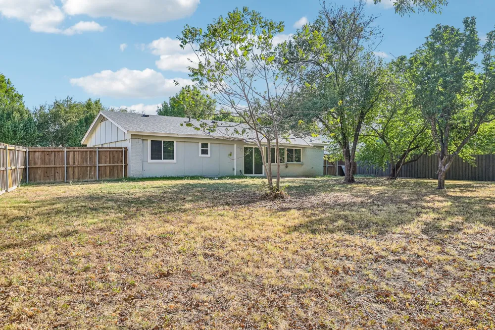 313 Meadowcreek Lane Garland, TX 75043