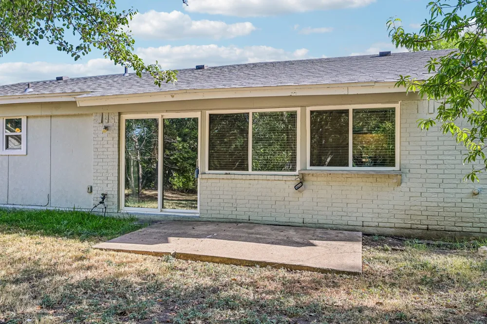 313 Meadowcreek Lane Garland, TX 75043