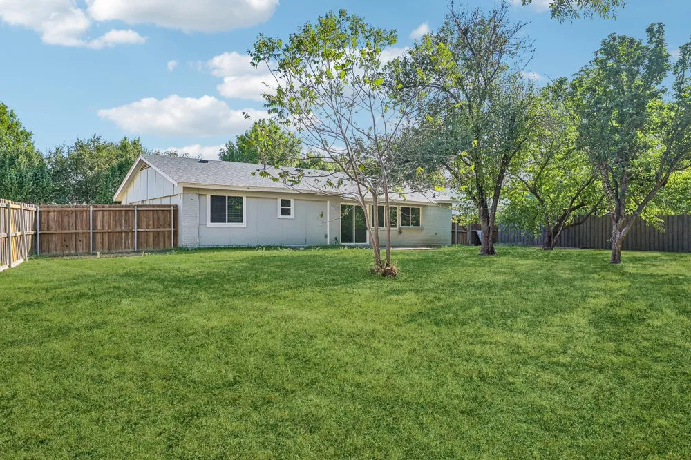 313 Meadowcreek Lane Garland, TX 75043