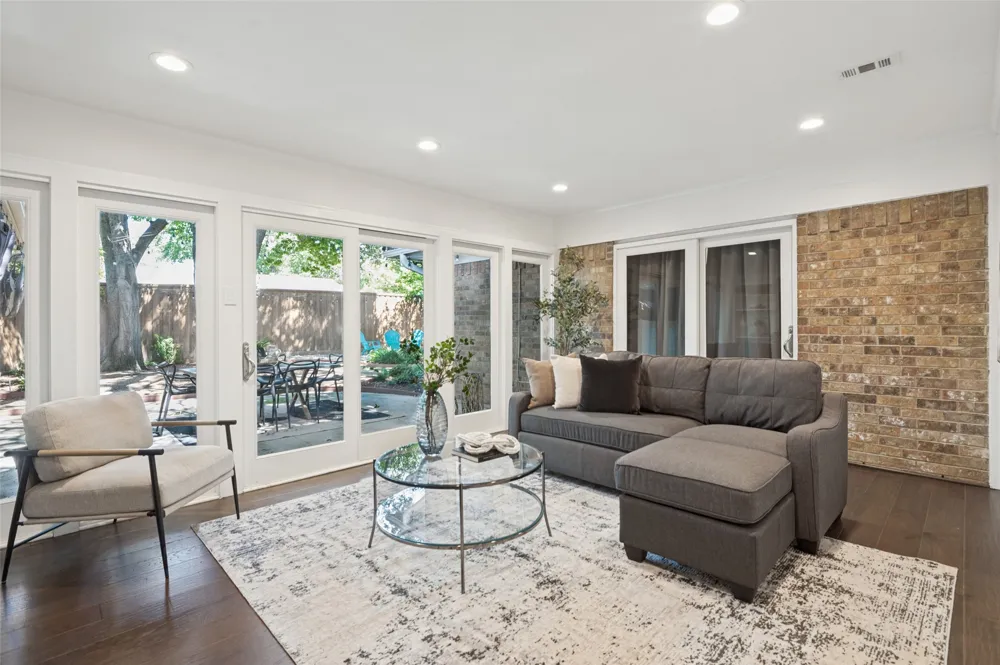 906 Loganwood Avenue Richardson, TX 75080