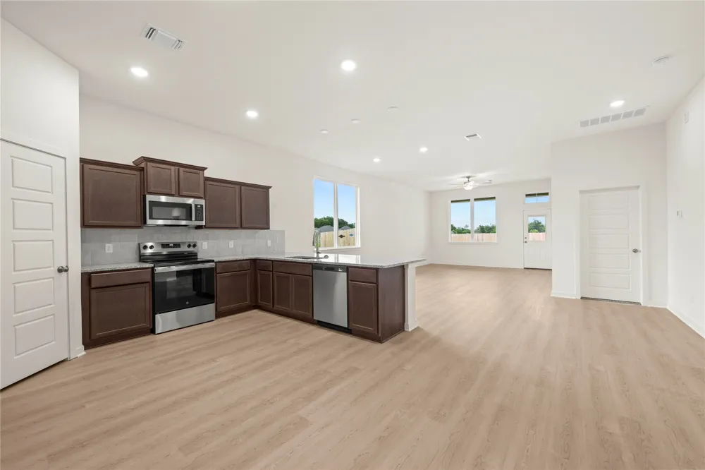 106 Jenjira Way McGregor, TX 76657