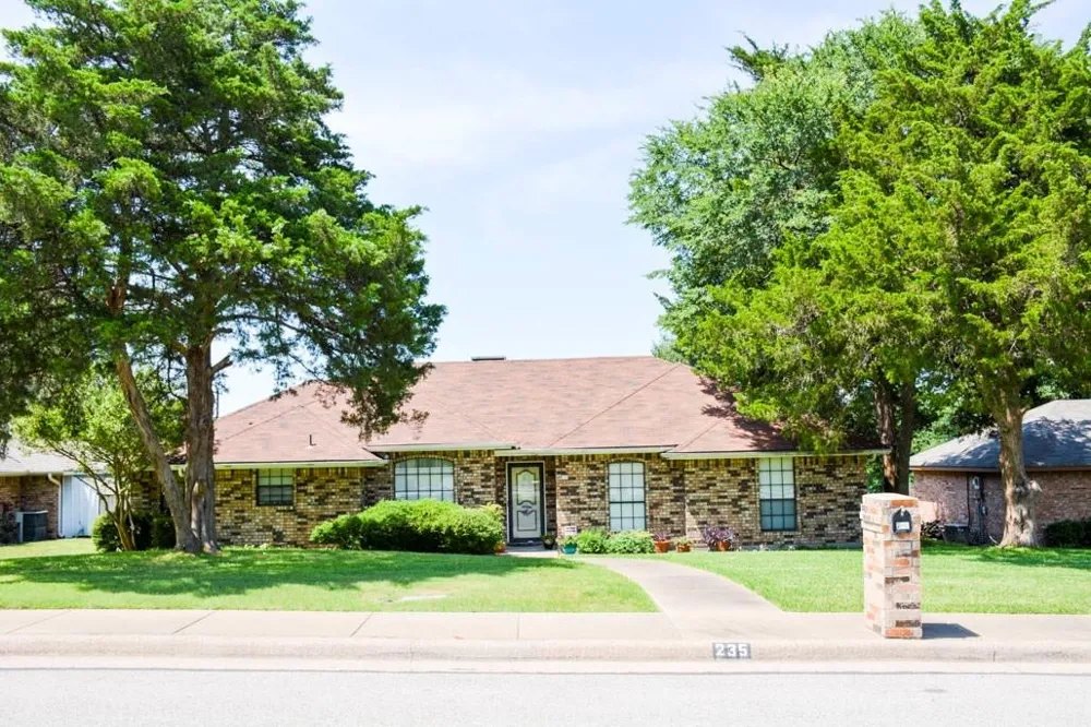 235 Beltwoods Drive DeSoto, TX 75115