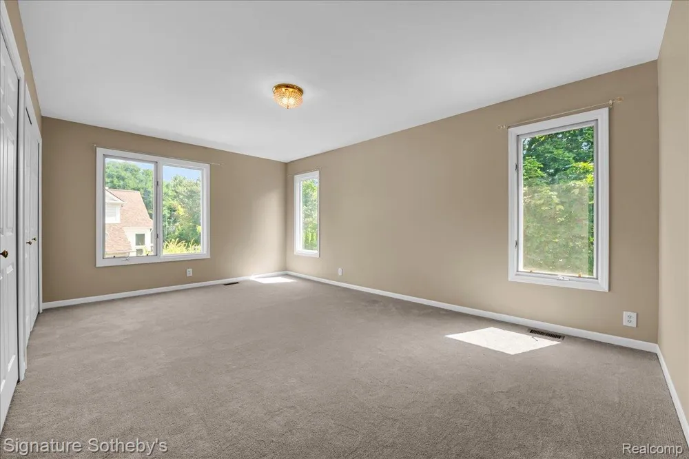 4866 Riverchase Drive Troy City, MI 48098