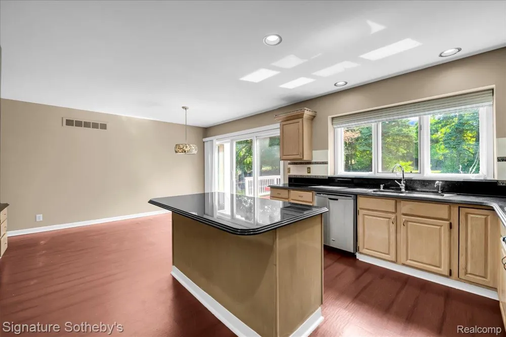 4866 Riverchase Drive Troy City, MI 48098