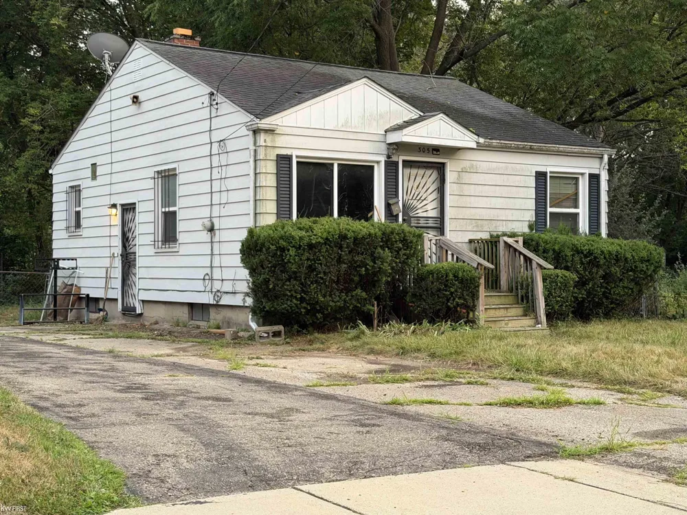 305 W Eldridge Avenue Flint City, MI 48505