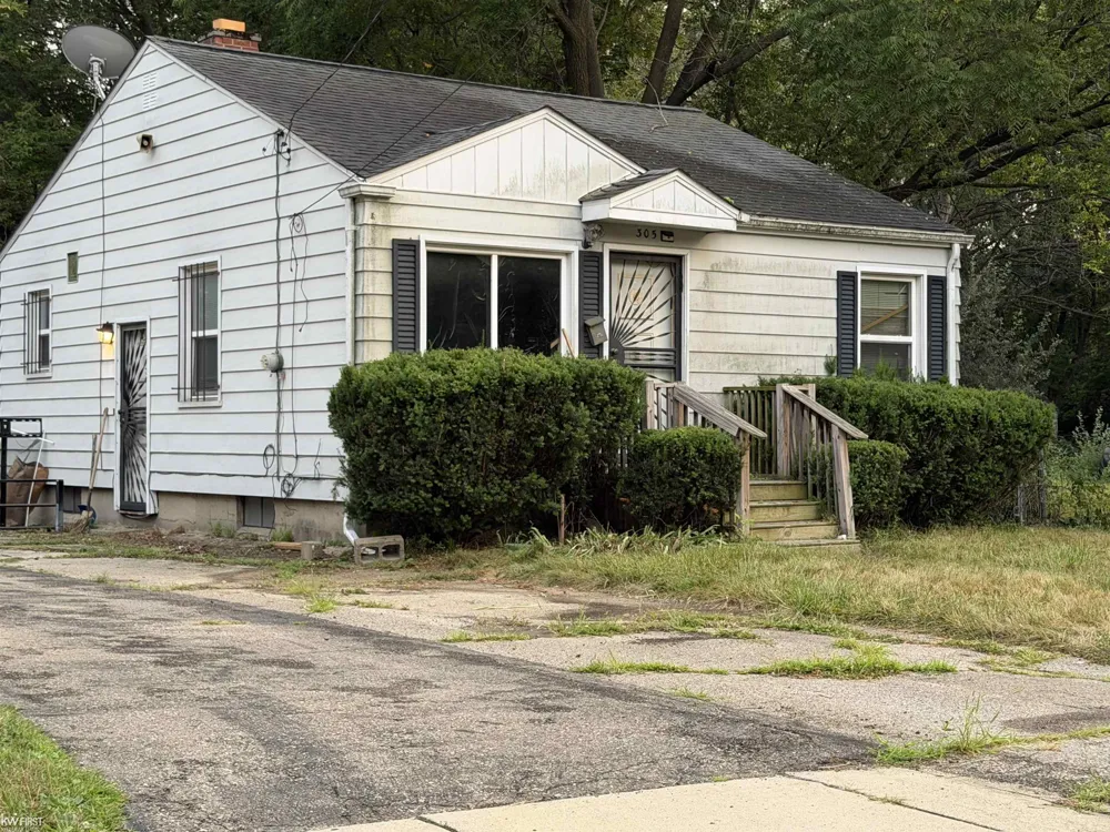 305 W Eldridge Avenue Flint City, MI 48505