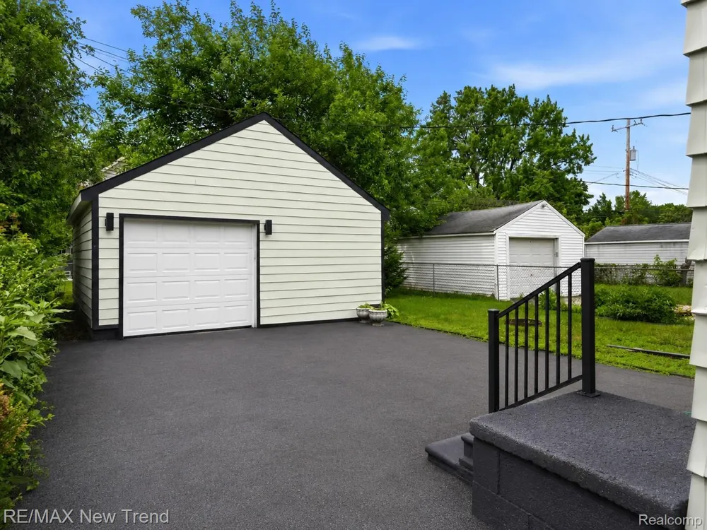 1512 E Maxlow Avenue Hazel Park City, MI 48030