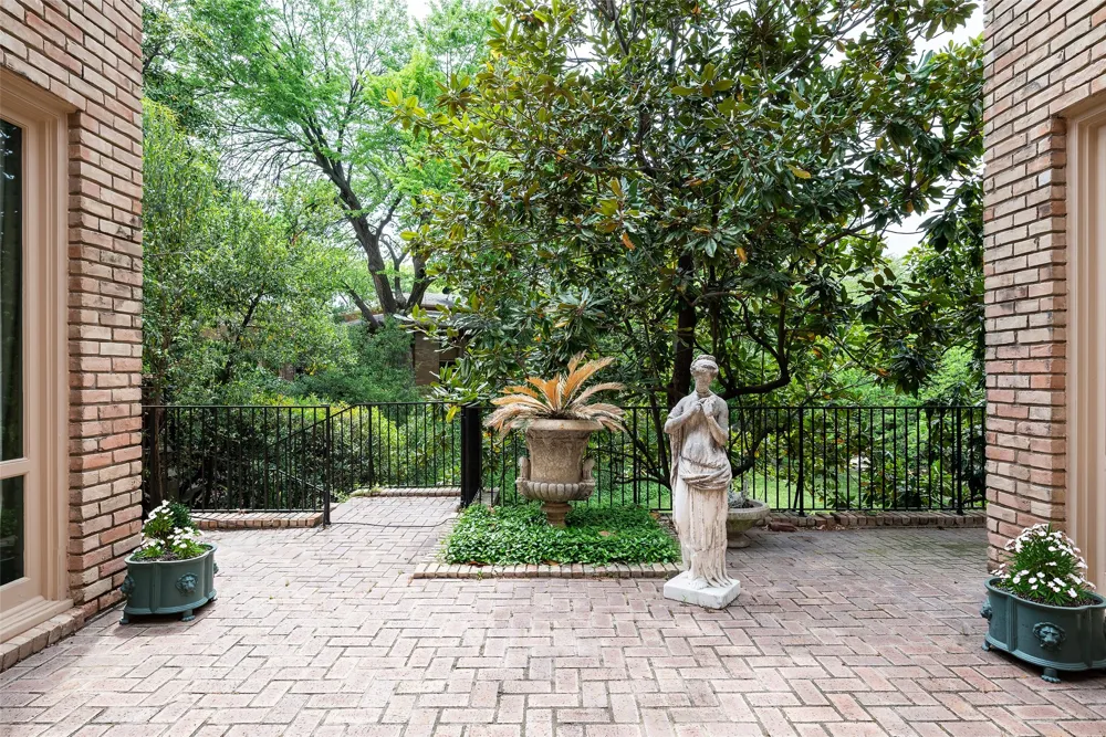 5826 Farquhar Lane Dallas, TX 75209