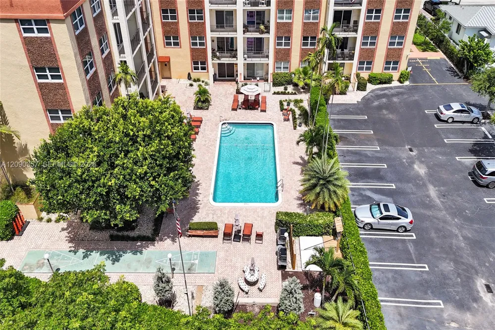 400 Riverside Dr #303 Pompano Beach, FL 33062