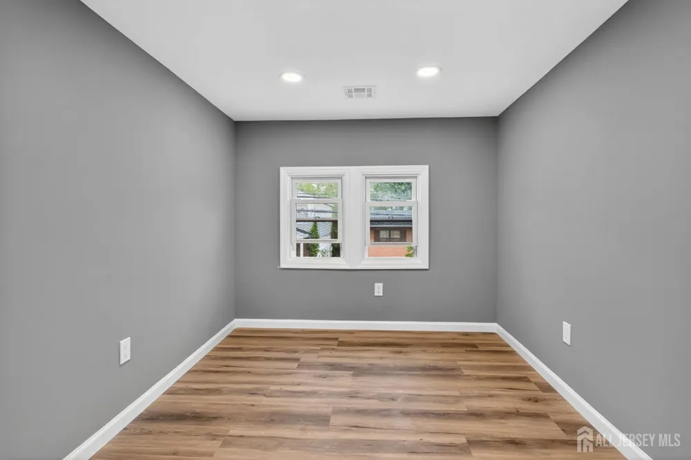16 Gordon Street Aberdeen, NJ 07721
