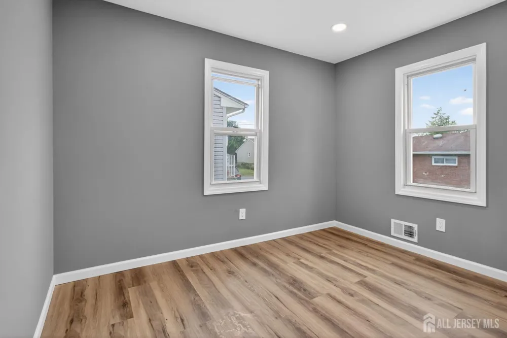 16 Gordon Street Aberdeen, NJ 07721