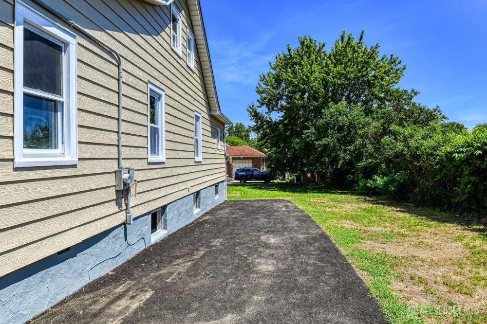 16 Gordon Street Aberdeen, NJ 07721