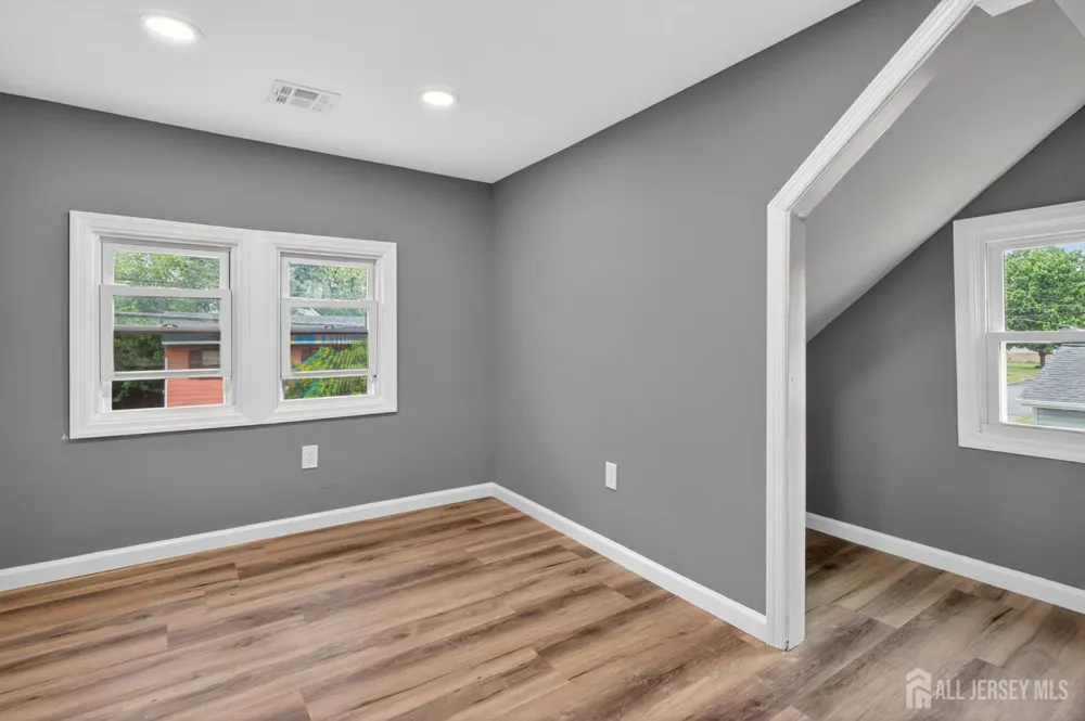 16 Gordon Street Aberdeen, NJ 07721