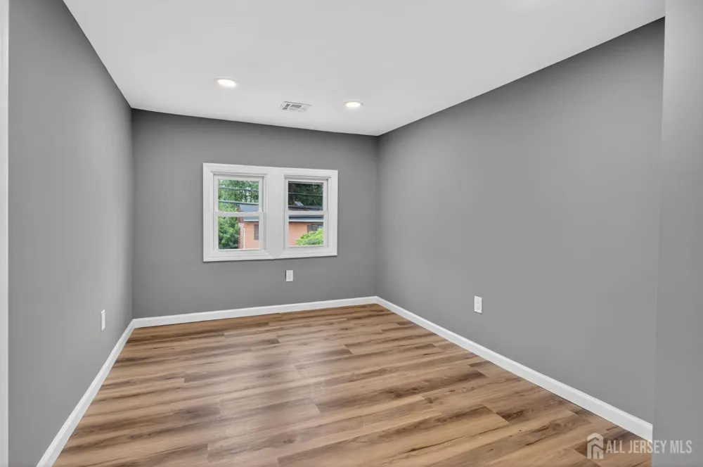 16 Gordon Street Aberdeen, NJ 07721