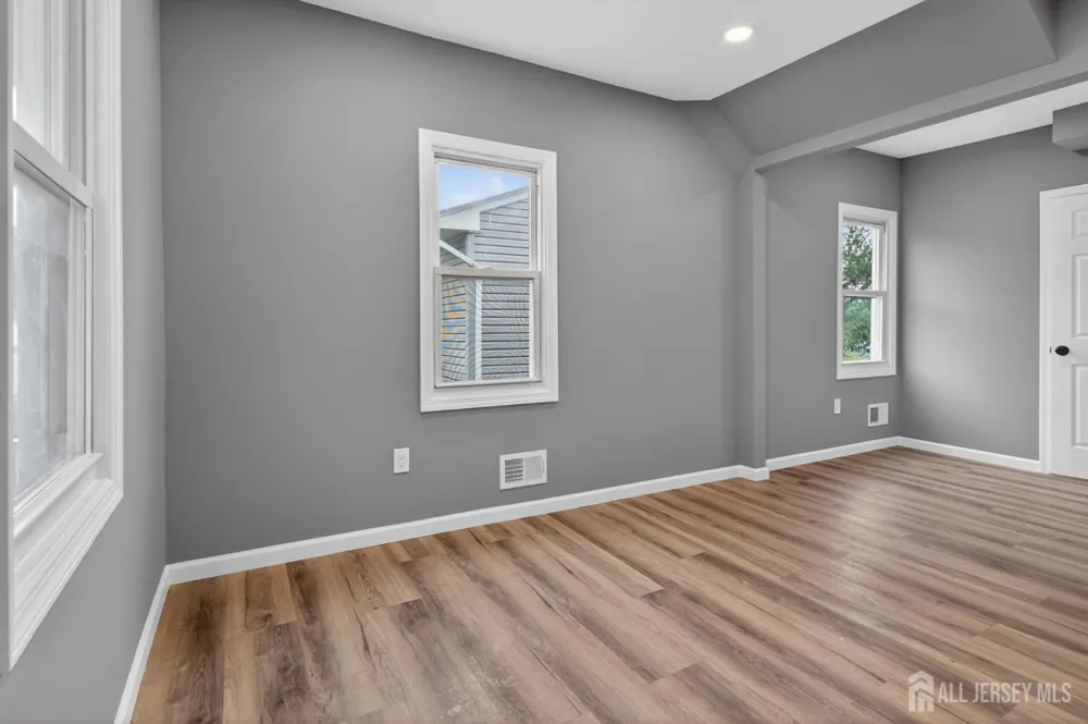 16 Gordon Street Aberdeen, NJ 07721