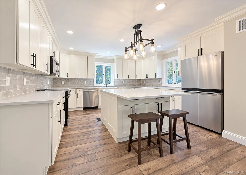 19 Victoria Lane Manorville, NY 11949