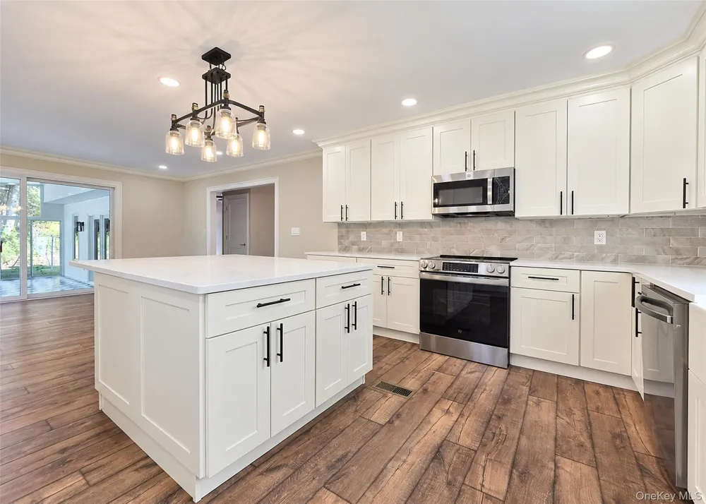 19 Victoria Lane Manorville, NY 11949