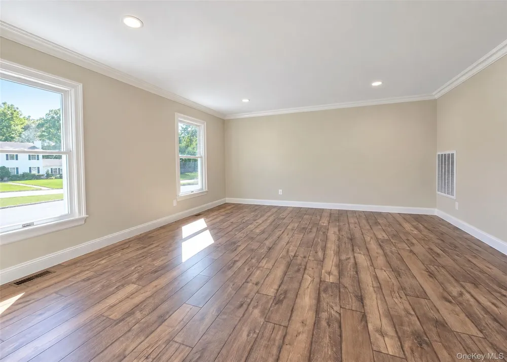 19 Victoria Lane Manorville, NY 11949