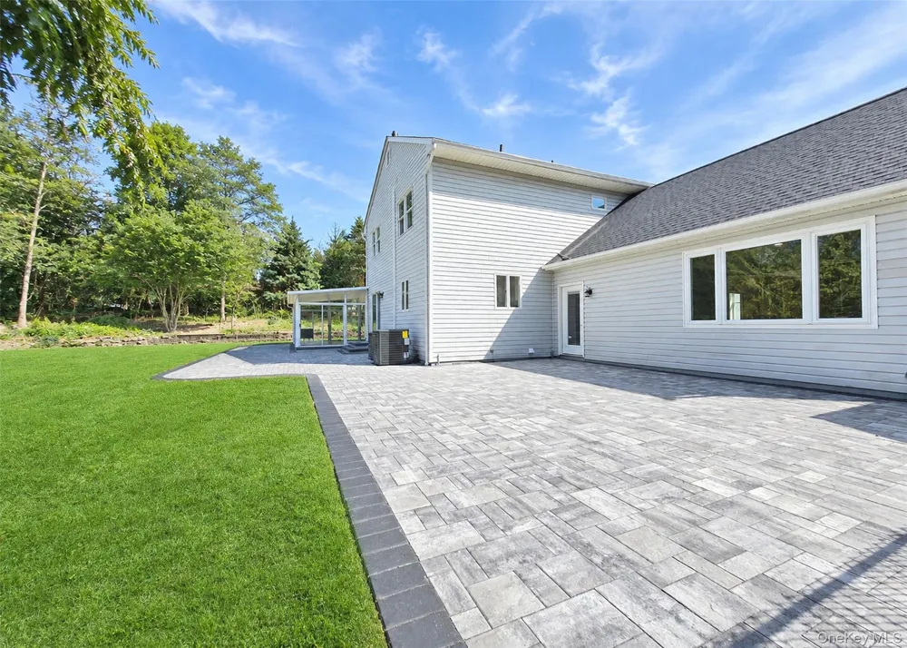 19 Victoria Lane Manorville, NY 11949