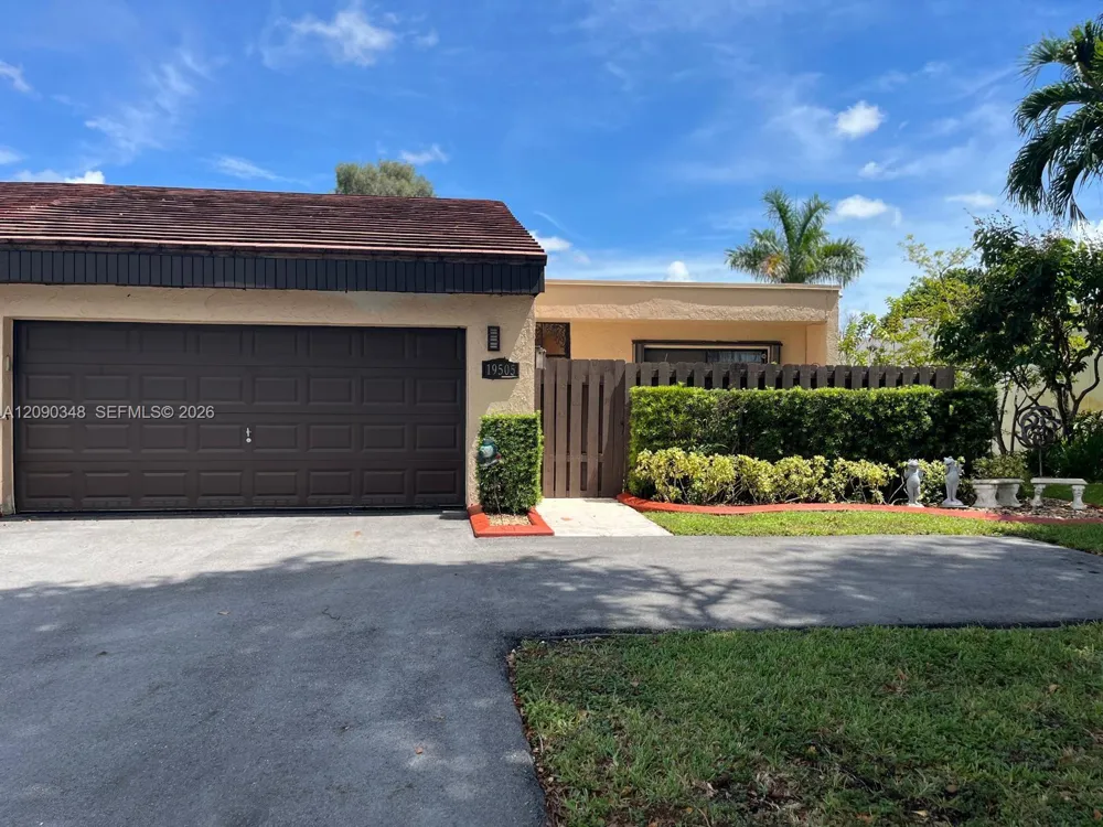 19505 E Lake Dr Hialeah, FL 33015