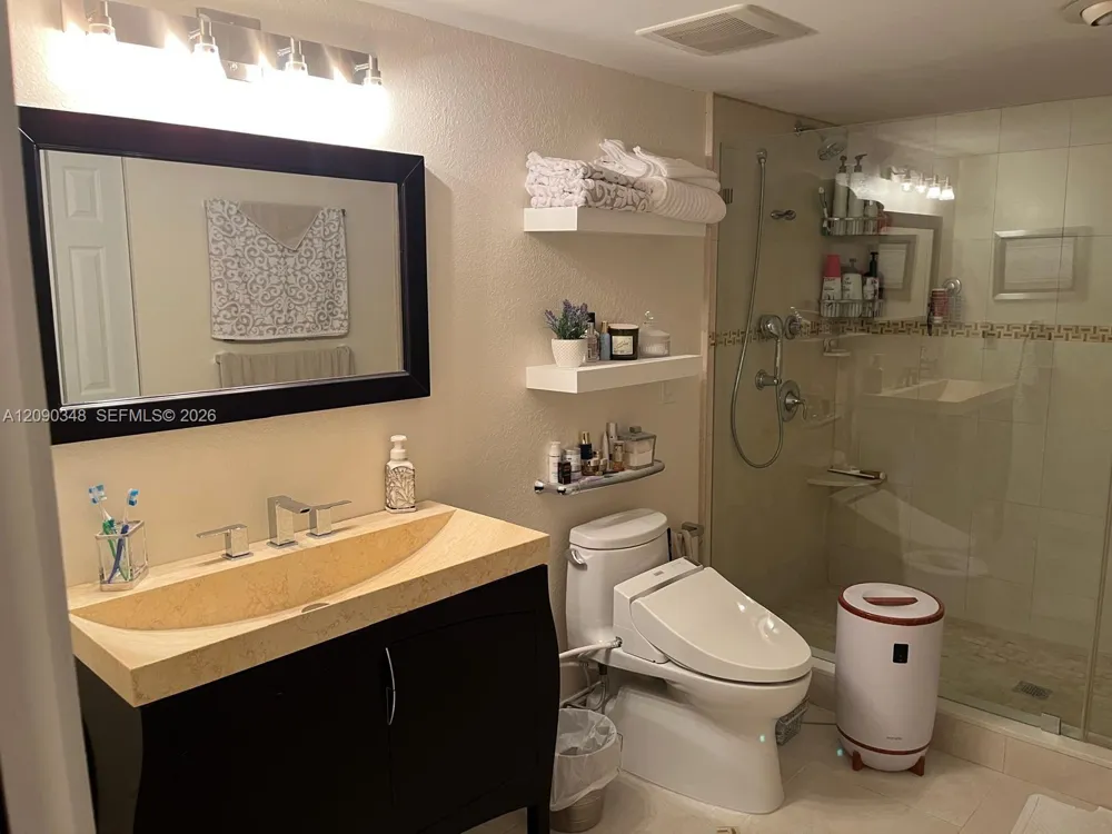 19505 E Lake Dr Hialeah, FL 33015