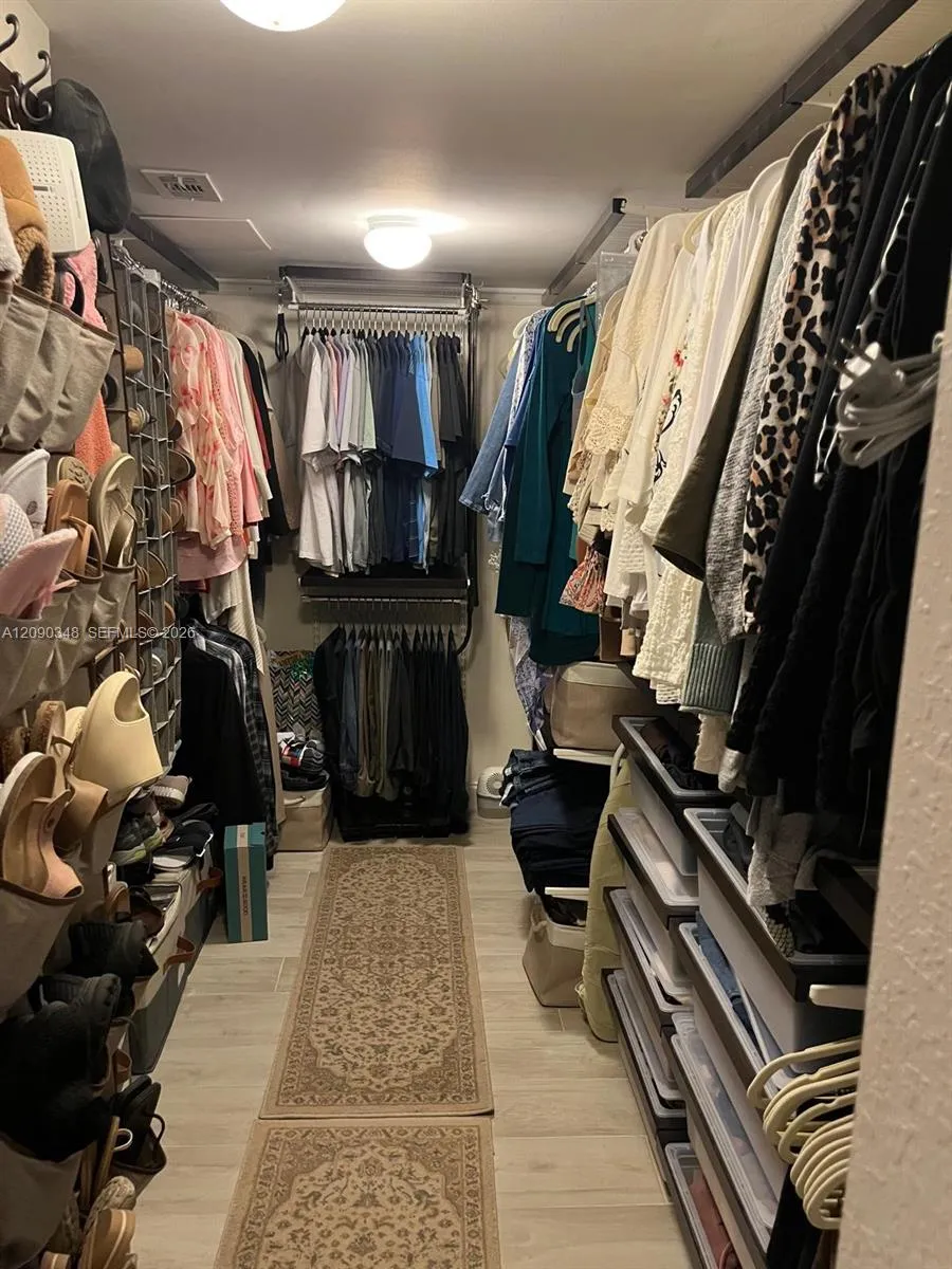 19505 E Lake Dr Hialeah, FL 33015