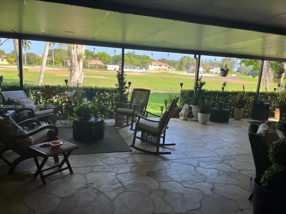 19505 E Lake Dr Hialeah, FL 33015