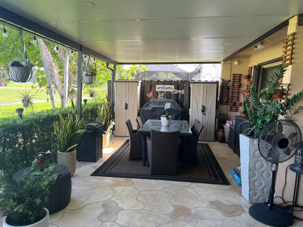 19505 E Lake Dr Hialeah, FL 33015