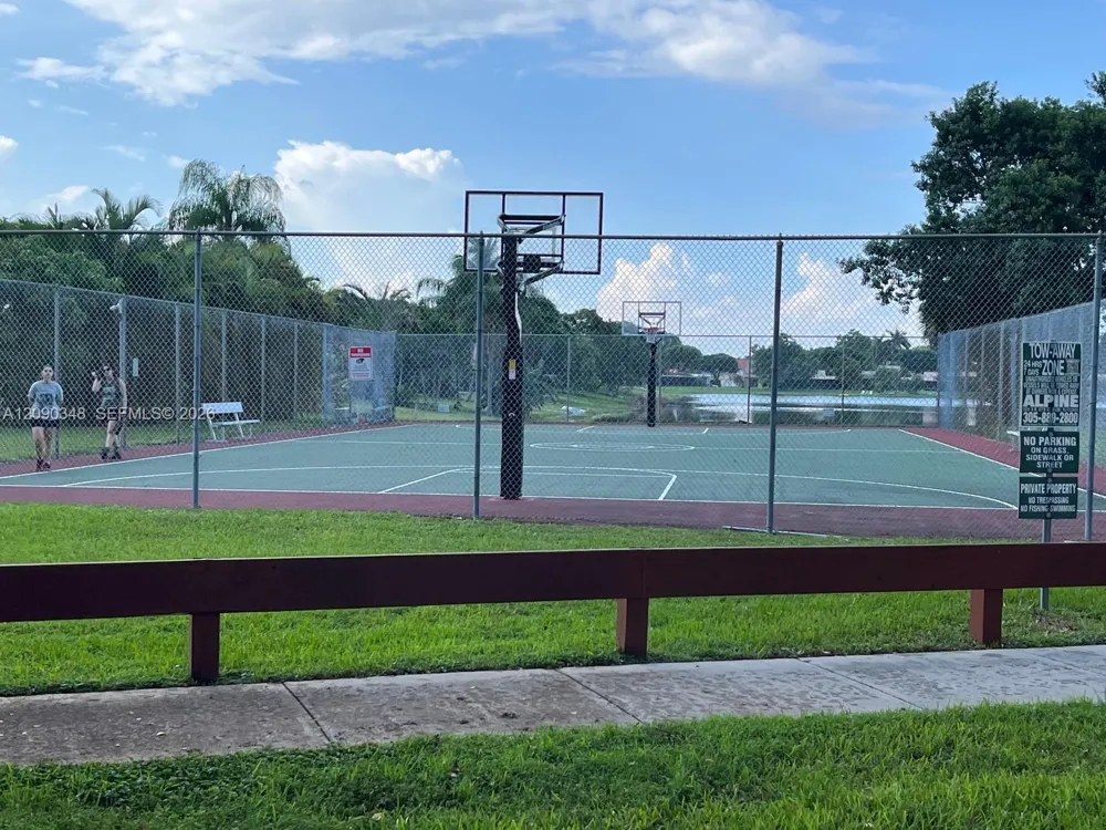 19505 E Lake Dr Hialeah, FL 33015