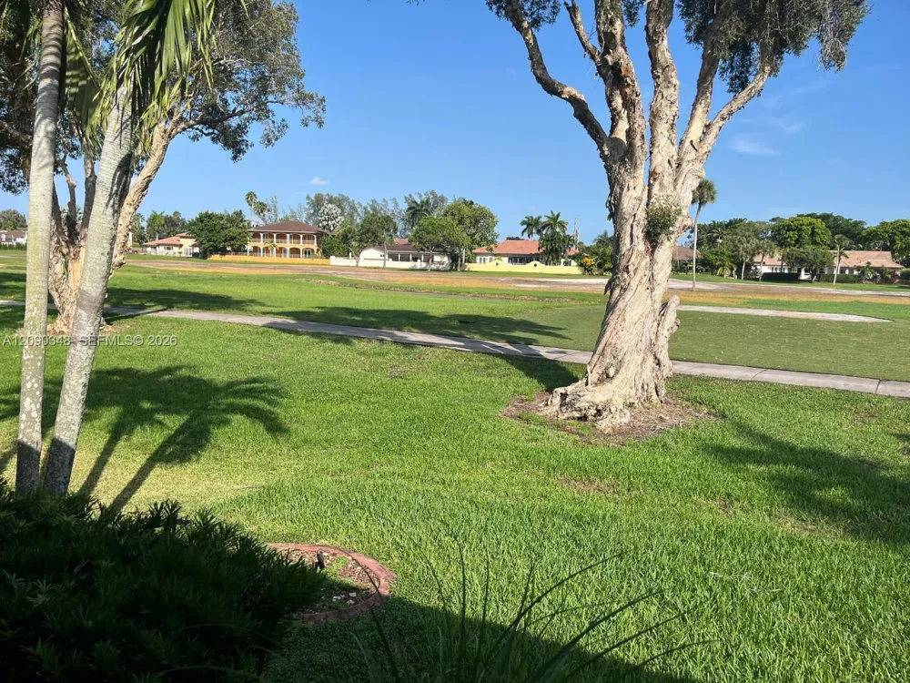 19505 E Lake Dr Hialeah, FL 33015