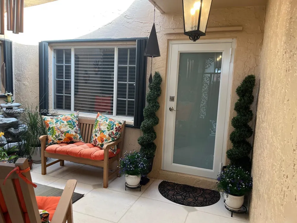 19505 E Lake Dr Hialeah, FL 33015