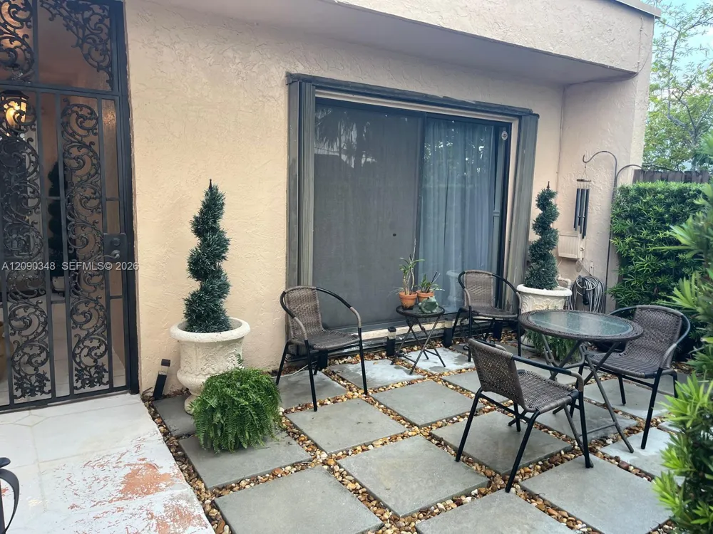 19505 E Lake Dr Hialeah, FL 33015