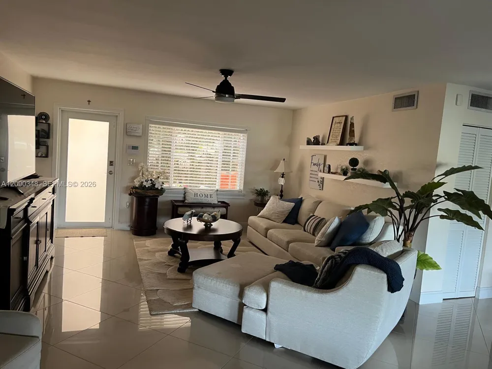 19505 E Lake Dr Hialeah, FL 33015