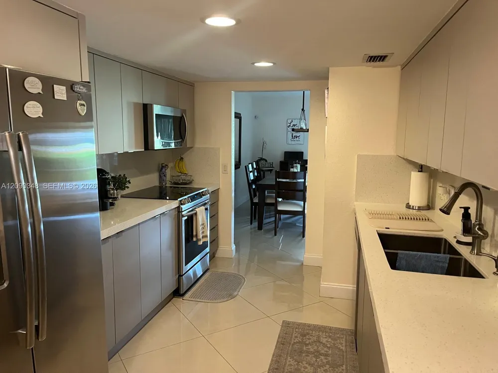 19505 E Lake Dr Hialeah, FL 33015